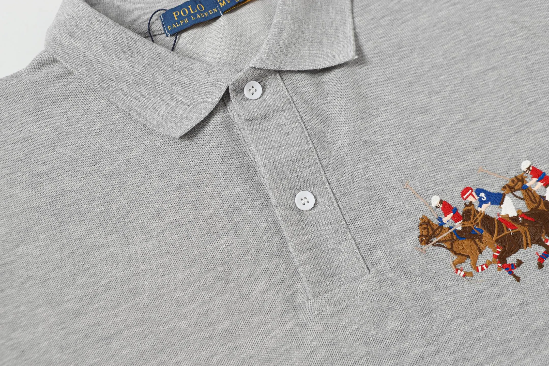 P160 Style No.: A011 [Ralph Lauren Classic Three Ponies Digital Embroidered Polo Shirt] ✅250 grams of fine cotton pique fabric, custom-woven and dyed threads ✅Original stickers Scan the QR code to enter the official website ✅Large version, loose and stylish, can wear up to 210 pounds Color: Black White Navy Blue Sky Blue Dark Gray Floral Gray Size: S-XL